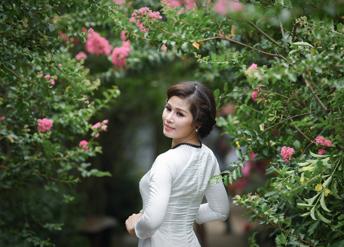 Khách tham quan con đường hoa tường vi Hà Nội