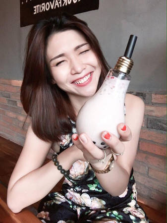 Không gian quán trà sữa bóng đèn