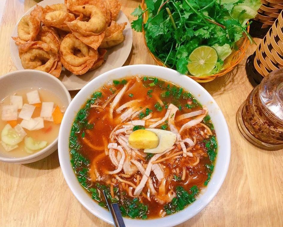 Cốn sủi Sapa ăn kèm dưa cải và rau thơm