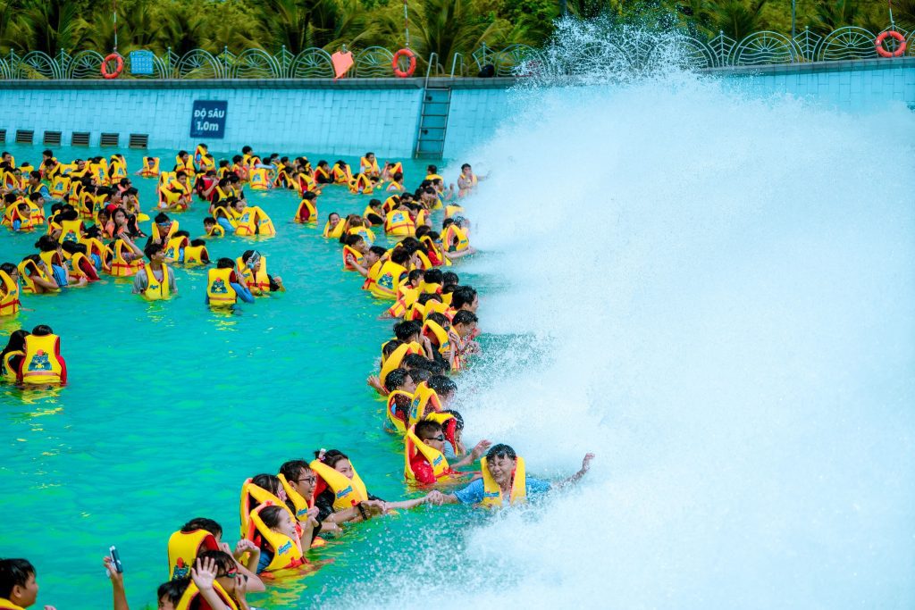 Hồ bơi tạo sóng tại công viên giải trí The Amazing Bay