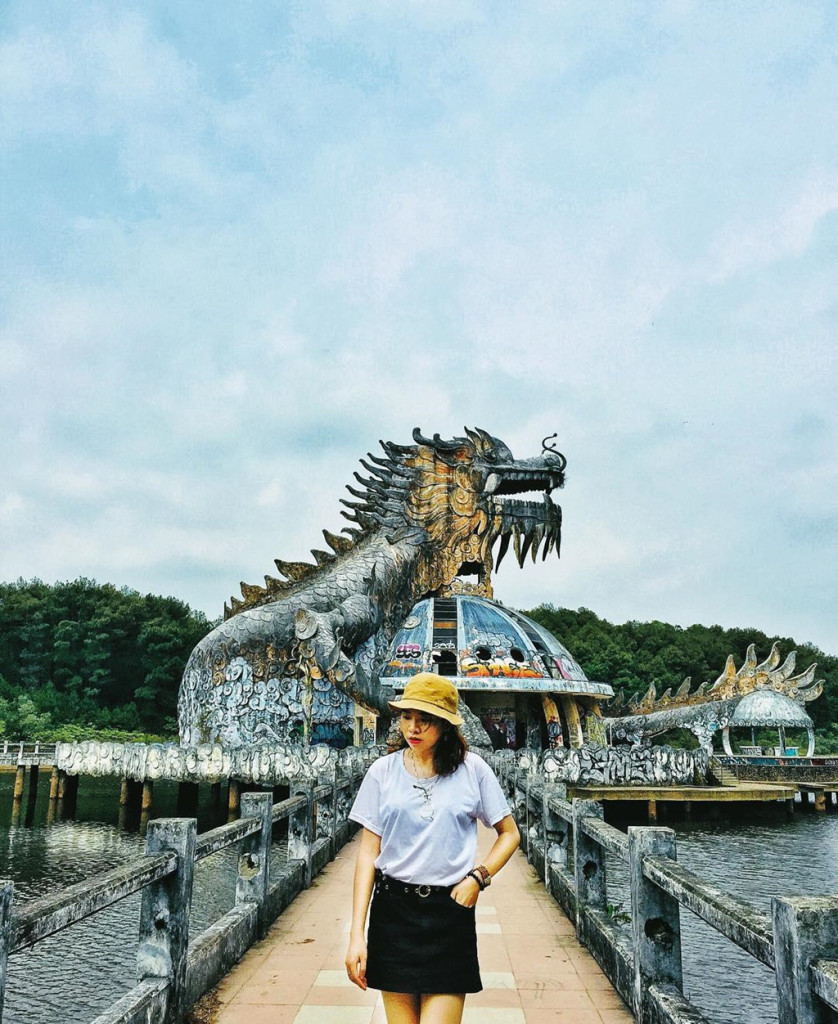 Du khách check-in tượng rồng tại Hồ Thủy Tiên