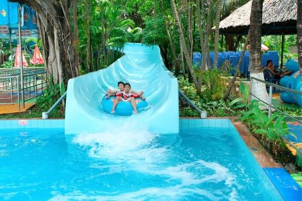 Những trò chơi máng trượt ở công viên nước Đầm Sen hầu như luôn thu hút du khách. Ảnh: ST