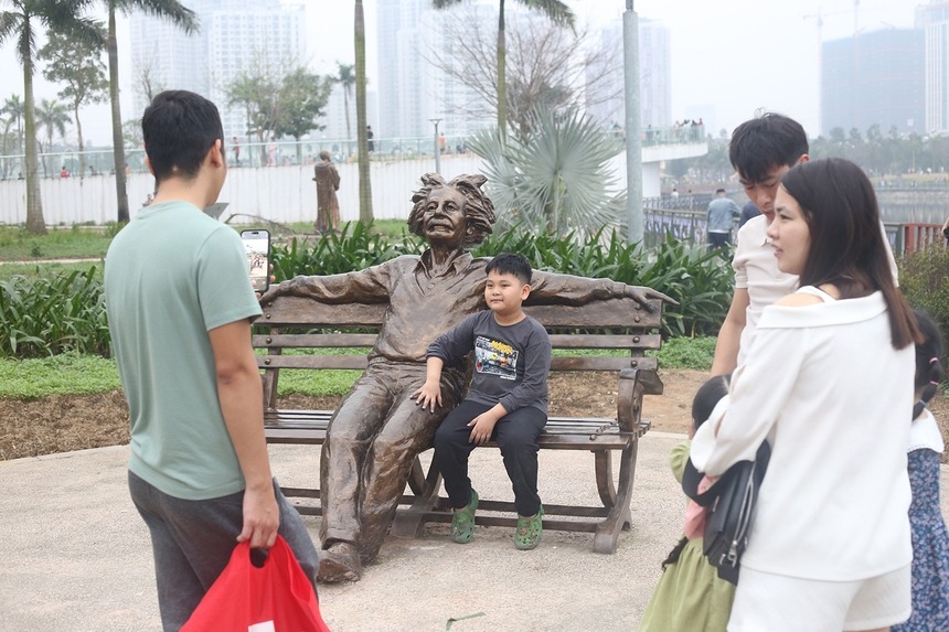 Tượng nhà vật lý Albert Einstein tại Công viên Thiên văn học