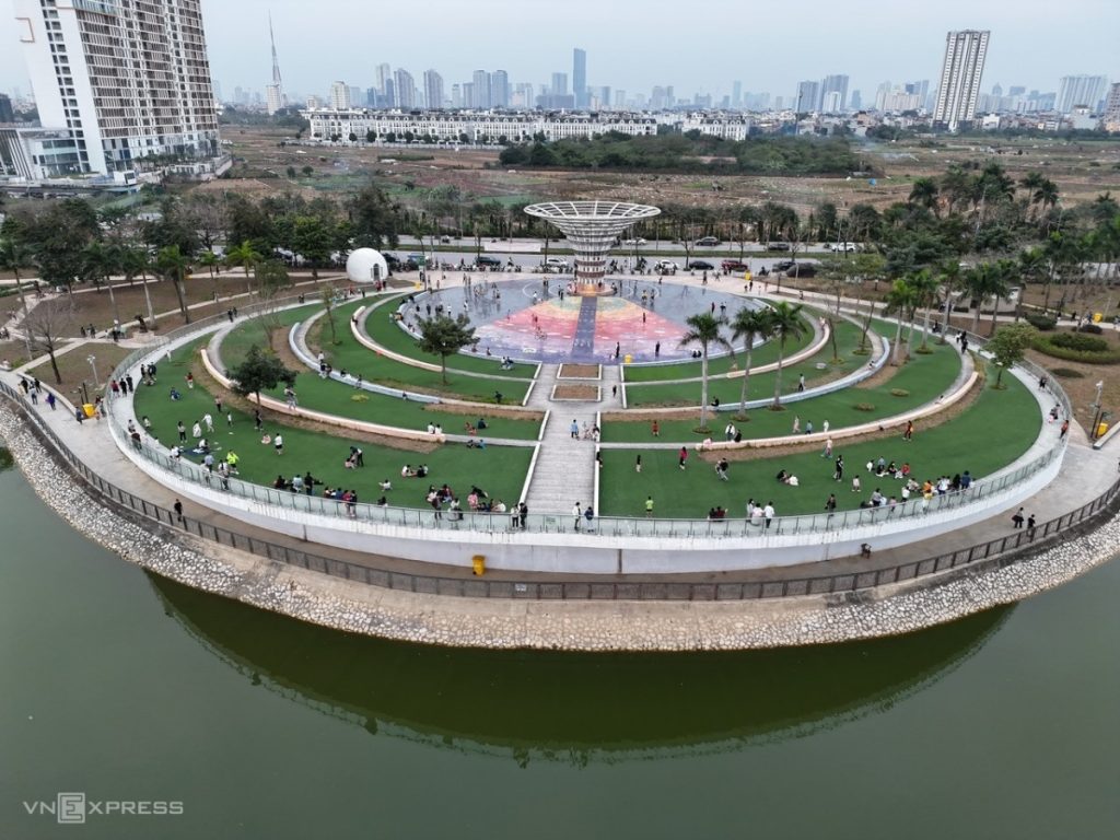 Hồ nước trong Công viên Thiên văn học Hà Nội