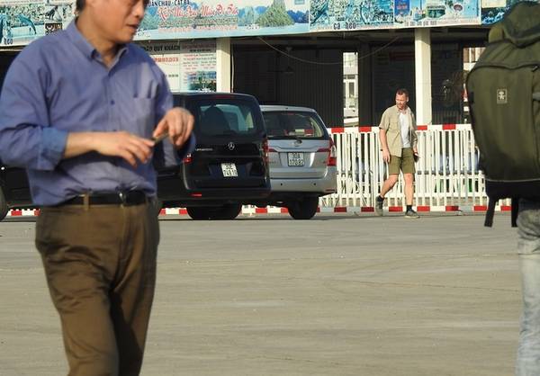 Khi đoàn khách Facebook chuẩn bị lên thủy phi cơ, an ninh khu vực xung quanh được siết chặt, một số du khách chụp ảnh nhưng bị một người đàn ông trong đoàn nhắc nhở.