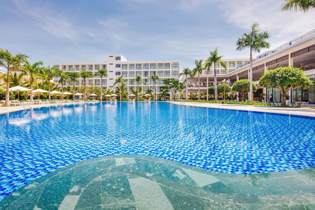 Hồ bơi lớn tại khu nghỉ dưỡng Costabella Nha Trang