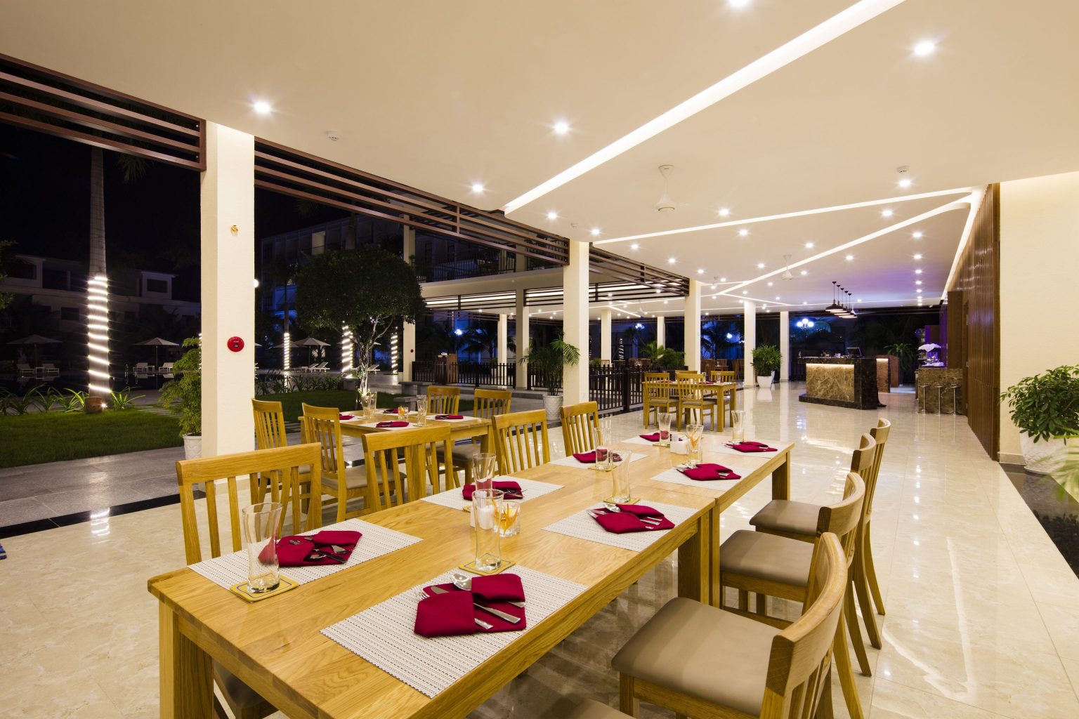 Không gian nhà hàng sang trọng ấm cúng tại CostaBella resort