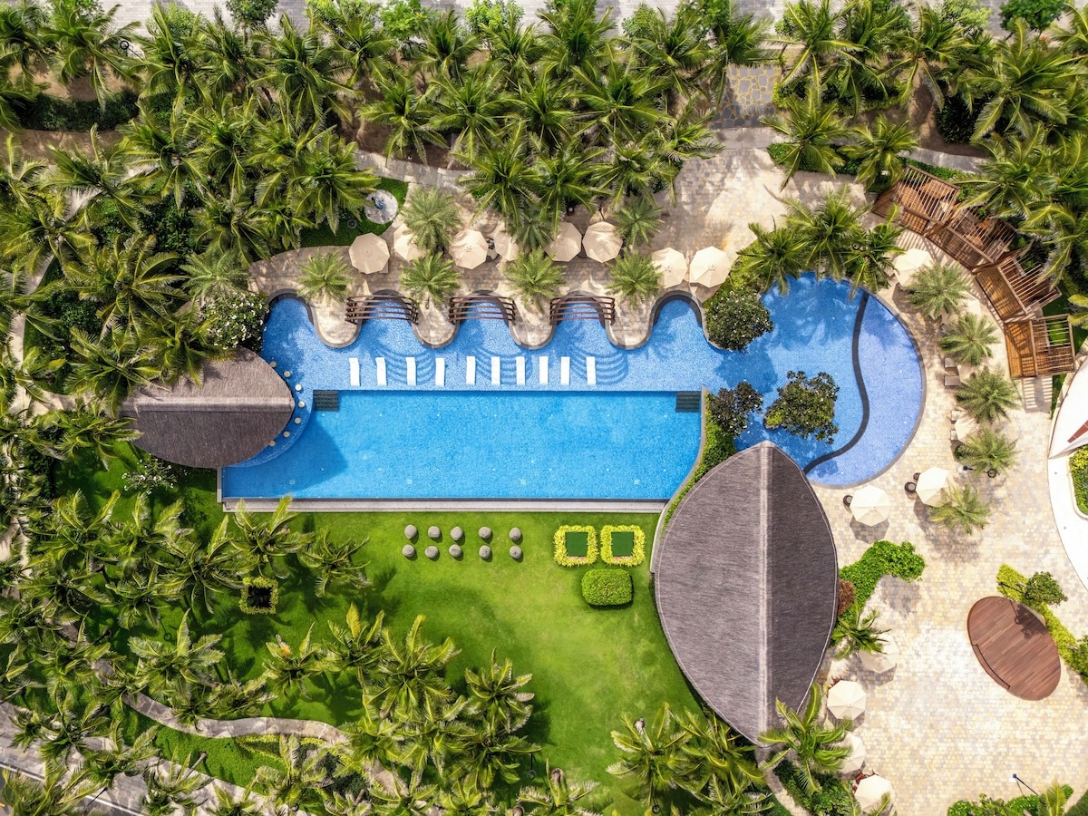 Hồ bơi ngoài trời khi nhìn từ trên cao tại Costamigo Phan Thiết