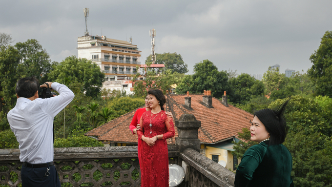 Địa điểm Cột cờ Hà Nội thu hút rất đông khách du lịch và những người chụp ảnh.