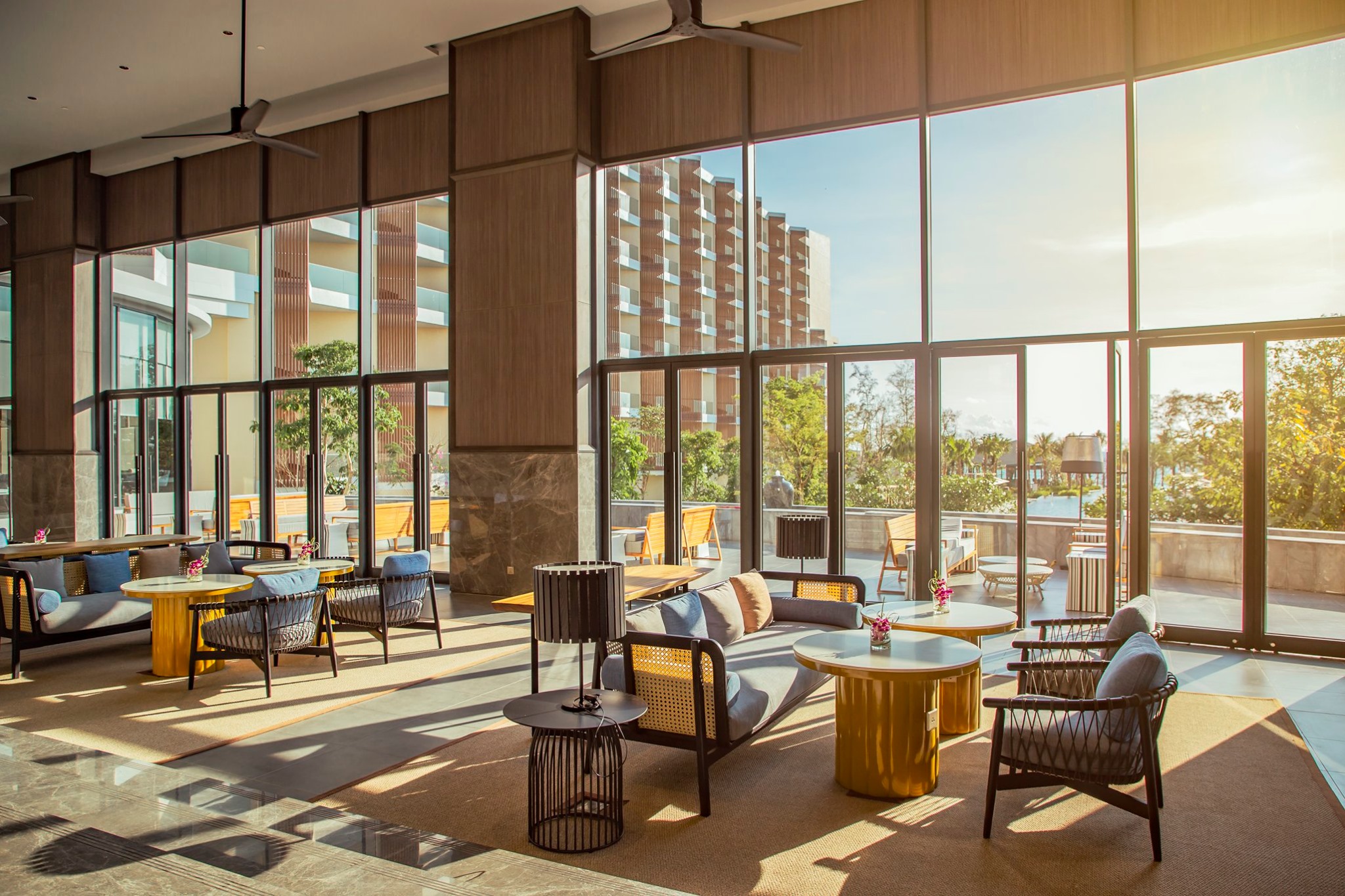Crowne Plaza Phú Quốc khu vực hồ bơi và biển