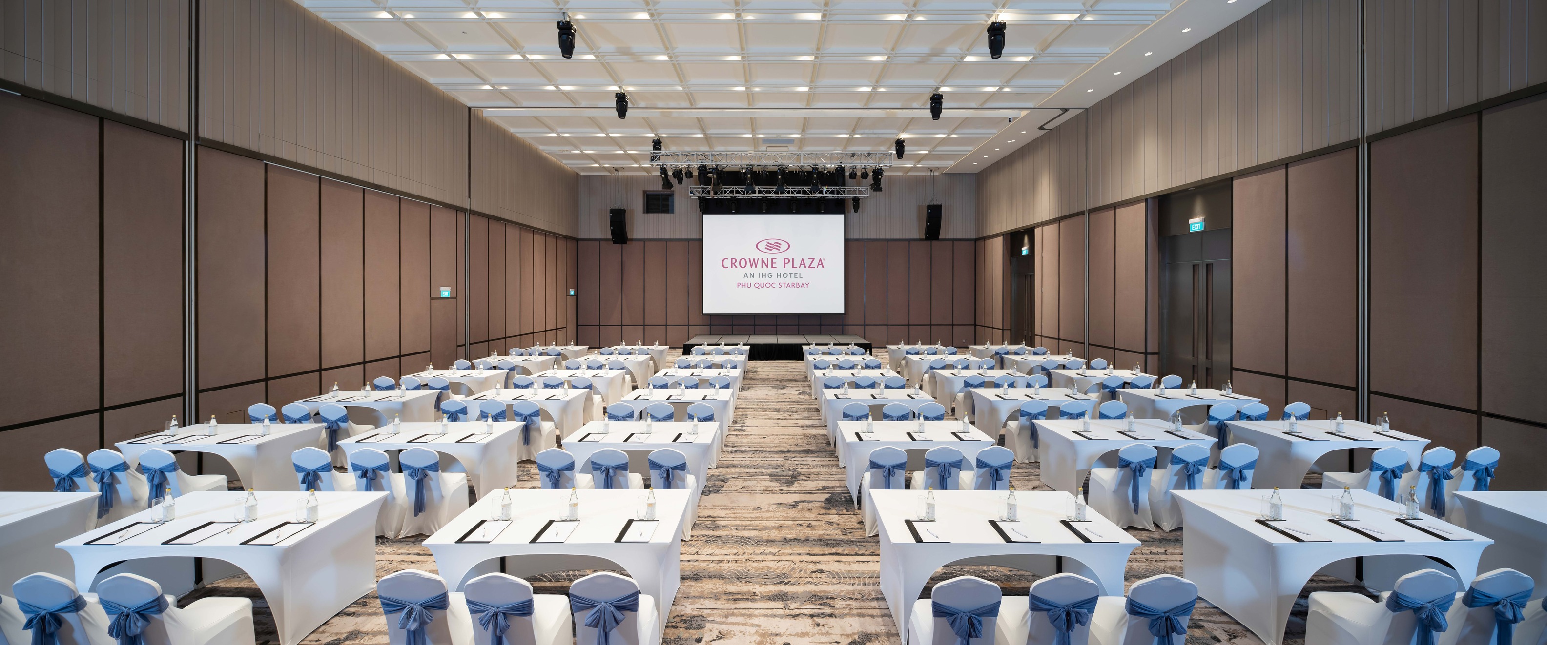 Bể bơi Olympic Crowne Plaza Phú Quốc Starbay