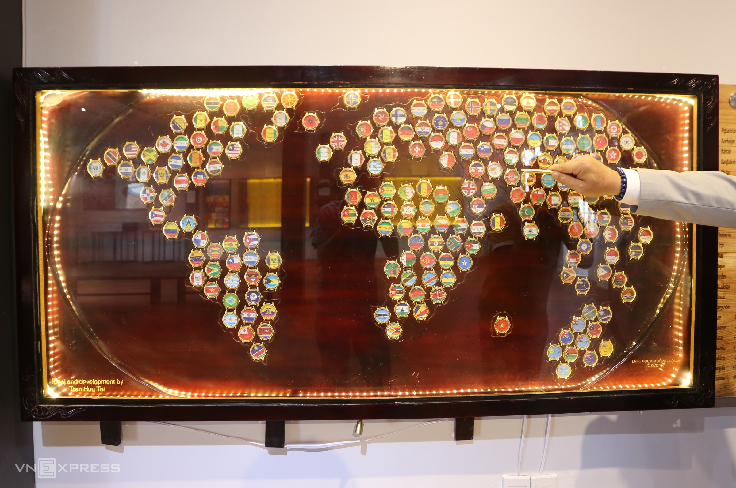 Đồng hồ đa quốc gia tại CSO Gallery Hội An