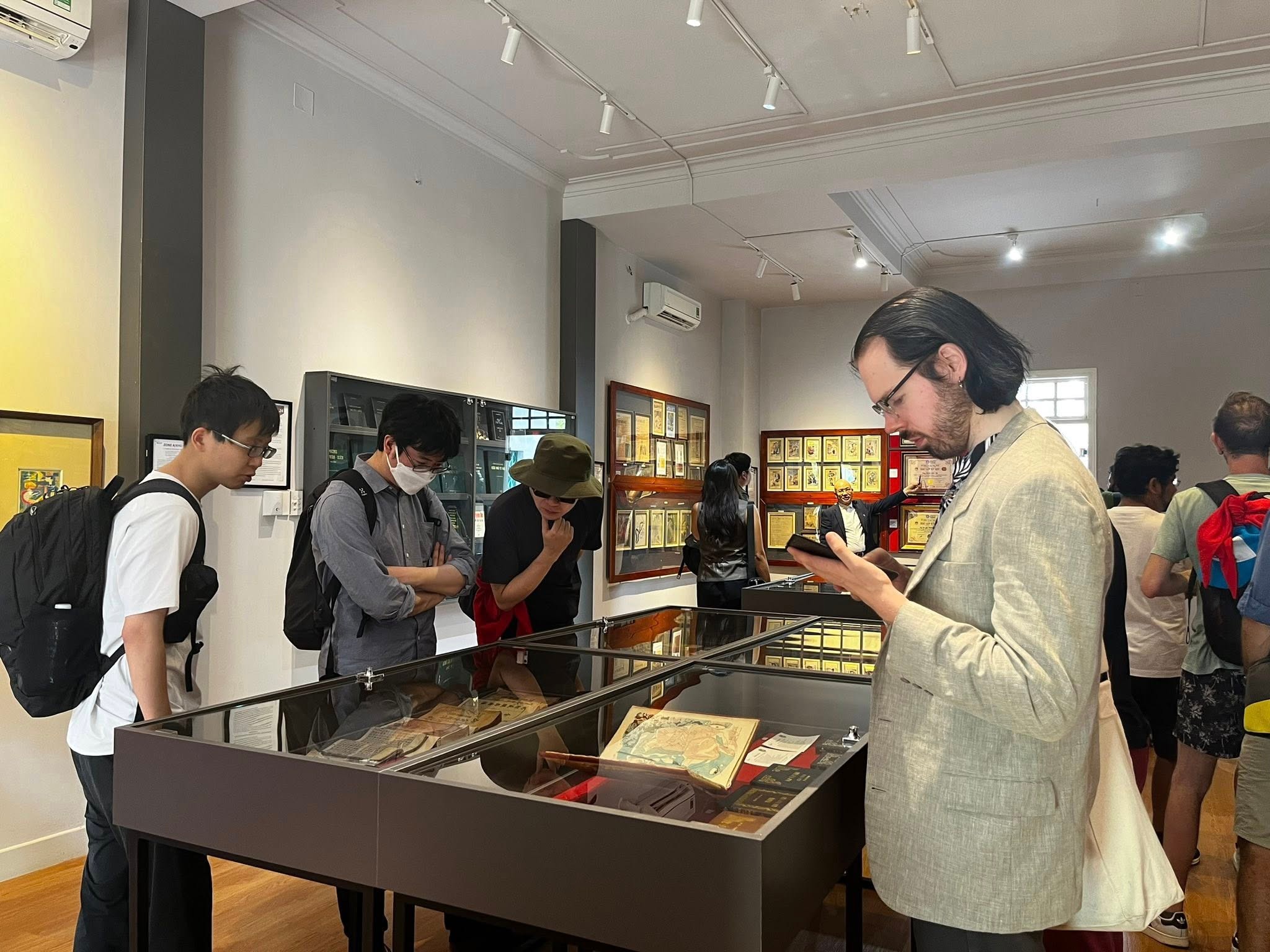 Khách tham quan CSO Gallery Hội An