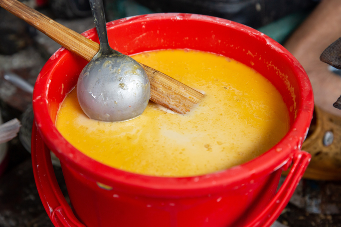 Cụ bà 93 tuổi bán bánh kẹp ở Cần Thơ - Bà chủ không pha tất cả bột cùng một lúc mà bán đến đâu, pha đến đó. Tỷ lệ được cụ bà hơn 90 tuổi chủ động kiểm soát.