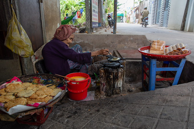 Bà bắt đầu bắt than nhóm lửa vào khoảng 5h sáng. Bánh được đổ nóng liên tục để bán cho khách đến 17h. Một số loại như bánh ống được bà làm sẵn rồi gói kín trong túi. Bán hàng cả ngày nhưng bà Chước không thu lời nhiều. Trung bình mỗi ngày bà kiếm được khoảng 80.000 đồng.  Dù lao động khi tuổi đã cao, bà Chước vẫn vui vẻ và hài lòng. Bà Chước quan niệm: "Mình làm được thì mình để dành, khi gặp chuyện thì lấy ra dùng, không mượn ai".