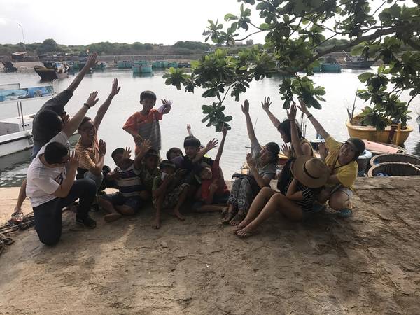 Quậy với trẻ em làng chài trong lúc chờ tàu