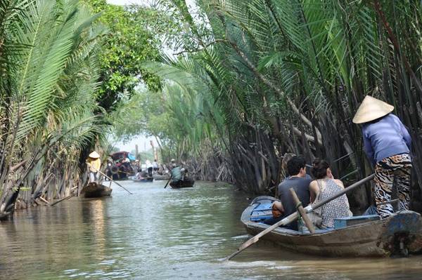 Du khách ngồi xuồng thăm quan cù lao Thới Sơn