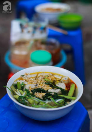 Bánh đa cua Hàm Long ăn kèm rau Bánh đa cua Hàm Long ăn kèm rau