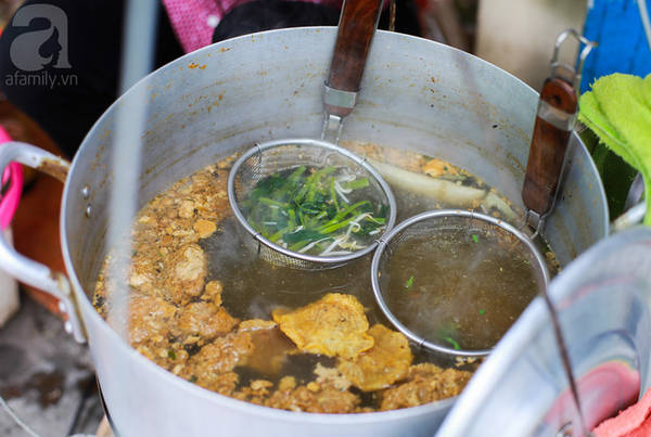 Bánh đa cua Lý Thường Kiệt ăn kèm giò Bánh đa cua Lý Thường Kiệt ăn kèm giò