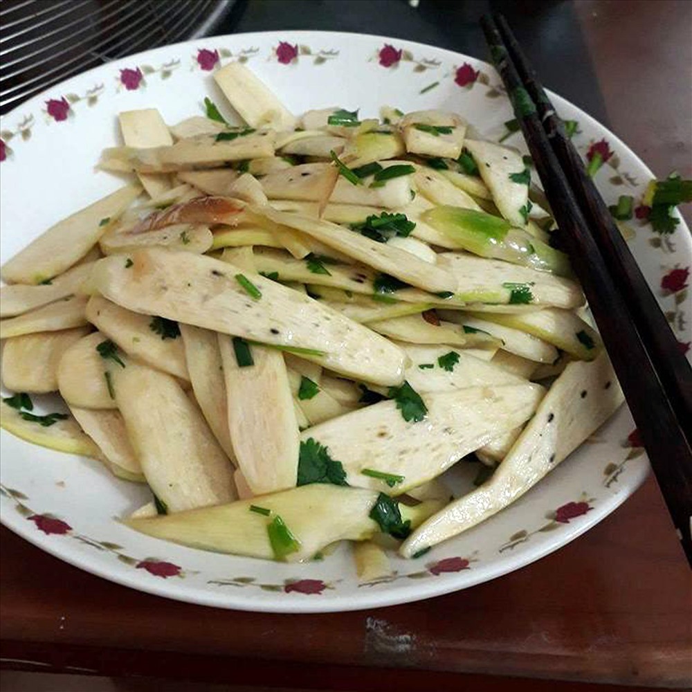 Củ niễng đặc sản xào hành. Ảnh: Xuân Xuka.