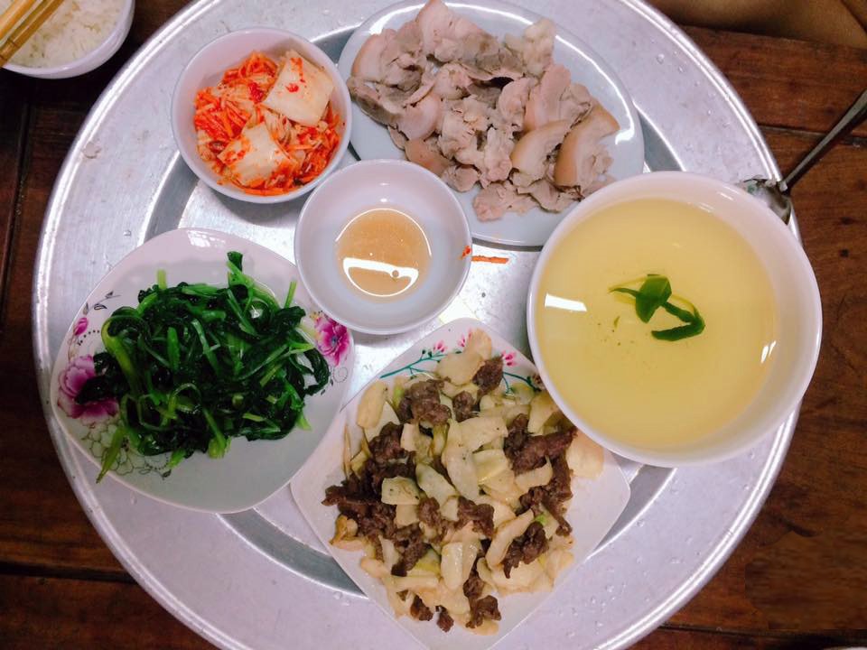 Bữa cơm ngon với củ niễng đặc sản. Ảnh: Xuân Xuka.