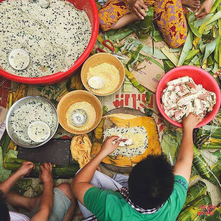 Lá dong xanh chất đống tại chợ Ông Tạ