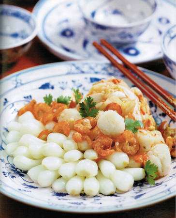 Đĩa củ kiệu tôm khô trên mâm cỗ Tết Sài Gòn