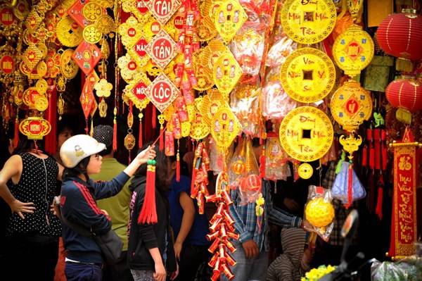 Đồ trang trí Tết bày bán tại Hải Thượng Lãn Ông