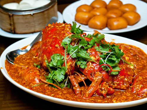 Cua sốt ớt Singapore thường ăn kèm với bánh bao nhỏ chiên hoặc hấp
