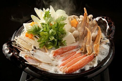 Ngoài sashimi, người Nhật còn thưởng thức cua tuyết Nhật Bản dưới dạng sushi, luộc, hấp, nướng trên than đá hoặc ăn lẩu. Thịt cua tuyết dai, chắc, chứa nhiều canxi và khoáng chất tốt cho sức khỏe. Ảnh: Travelhyogo.