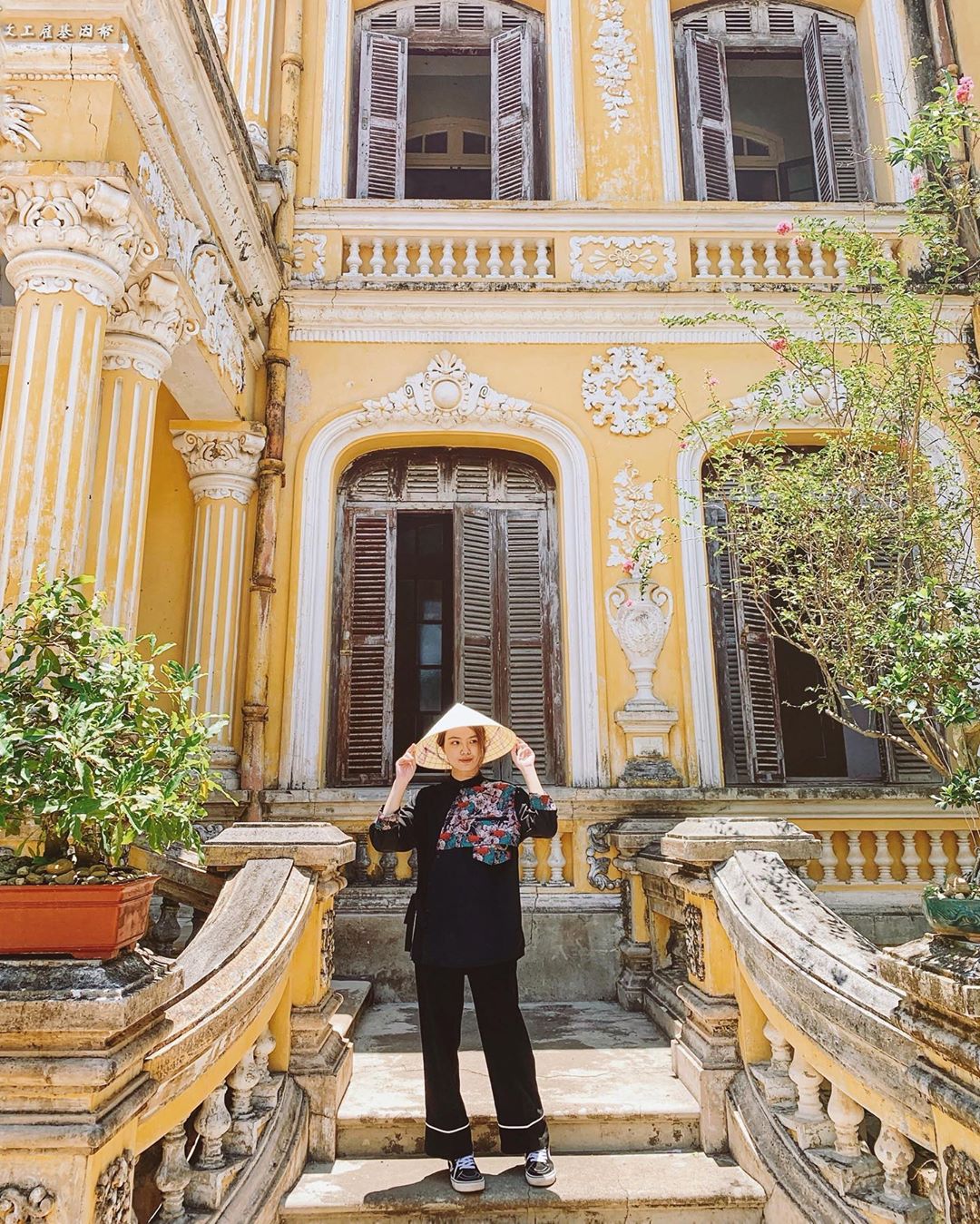 Khách du lịch check in tại ban công cung An Định