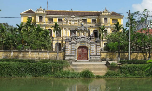 Cung nằm bên bờ sông An Cựu. Ảnh: Báo Đầu Tư.