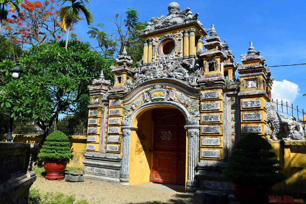 Cổng chính. Ảnh: Báo Nhân dân.