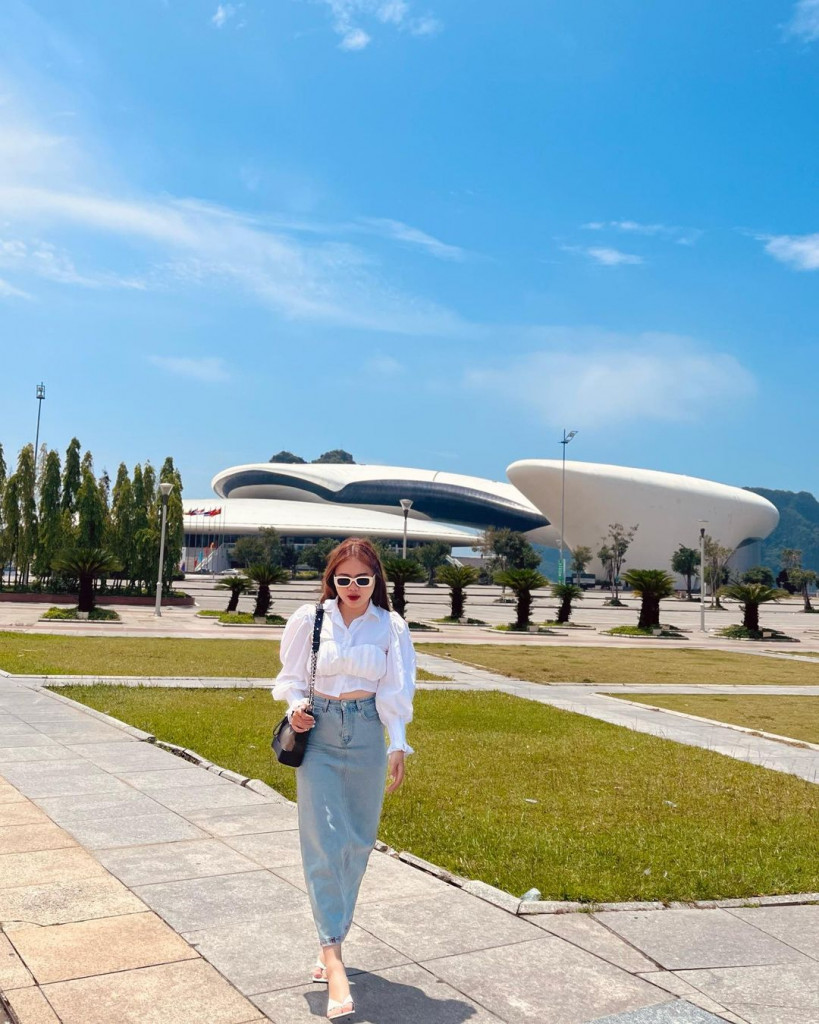 Cung Cá Heo Hạ Long là nơi chụp ảnh ưa thích của du khách