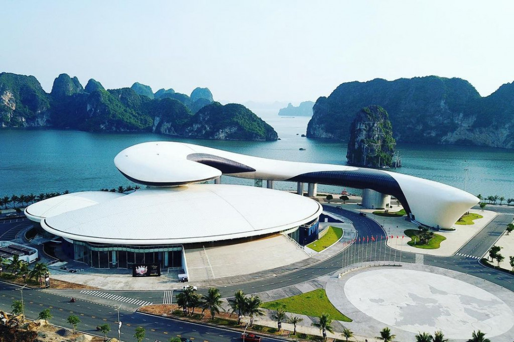 Cung Cá Heo Hạ Long nhìn từ trên cao