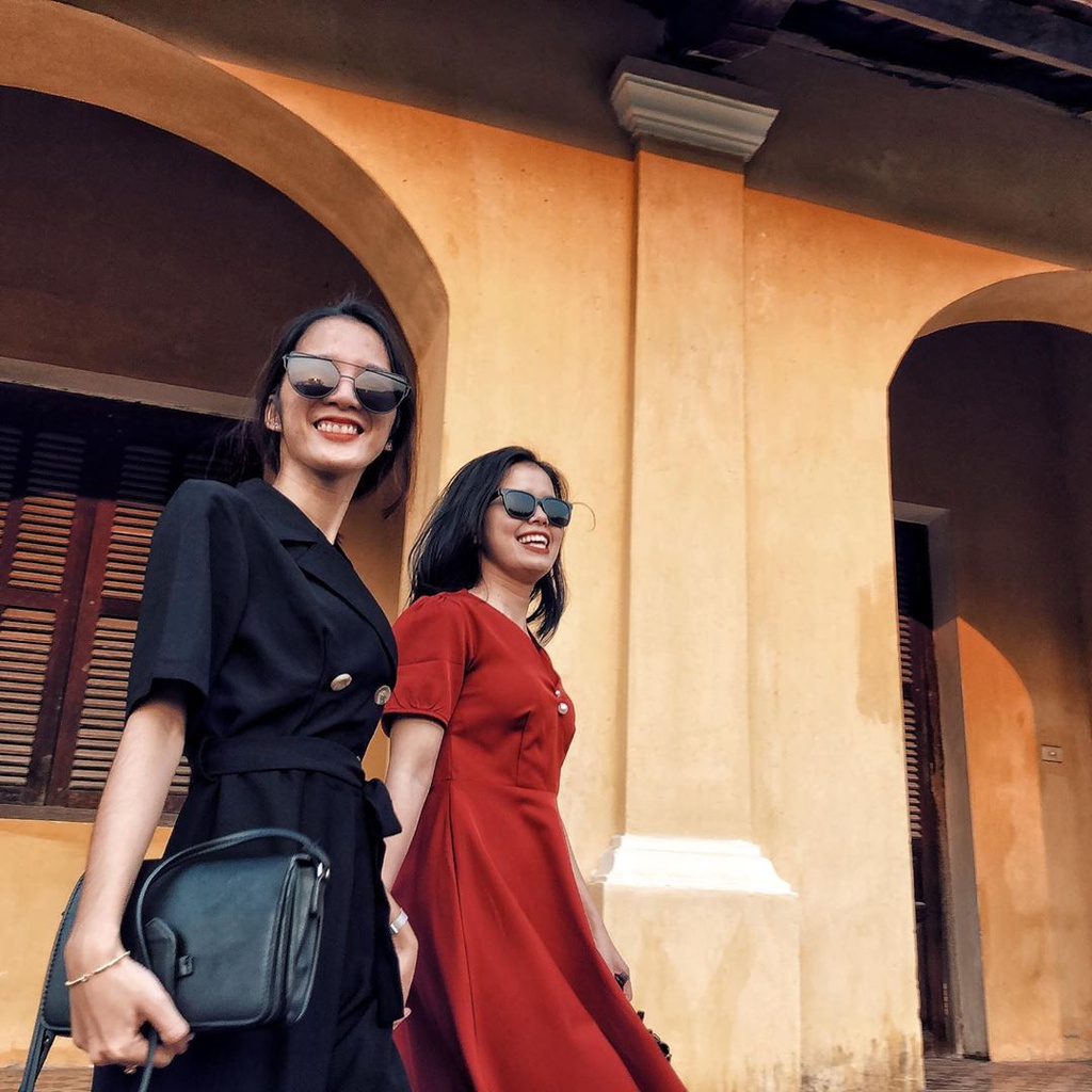 Khách du lịch tham quan và chụp ảnh lưu niệm tại cung An Định