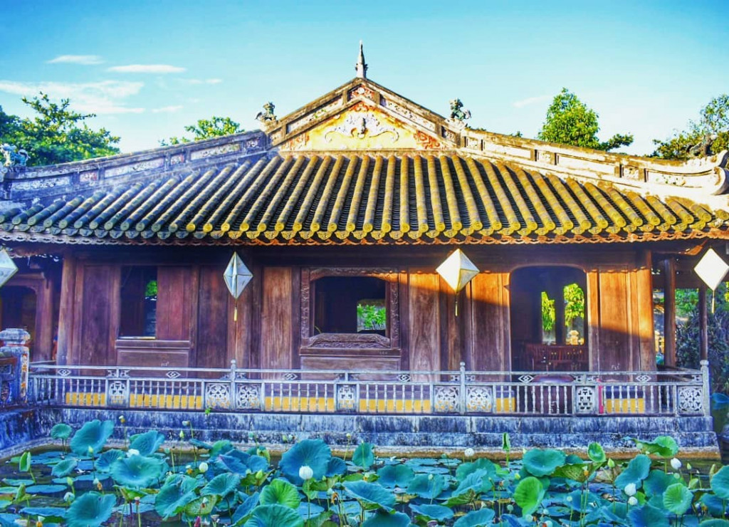 Hồ súng tĩnh lặng trong khuôn viên cung