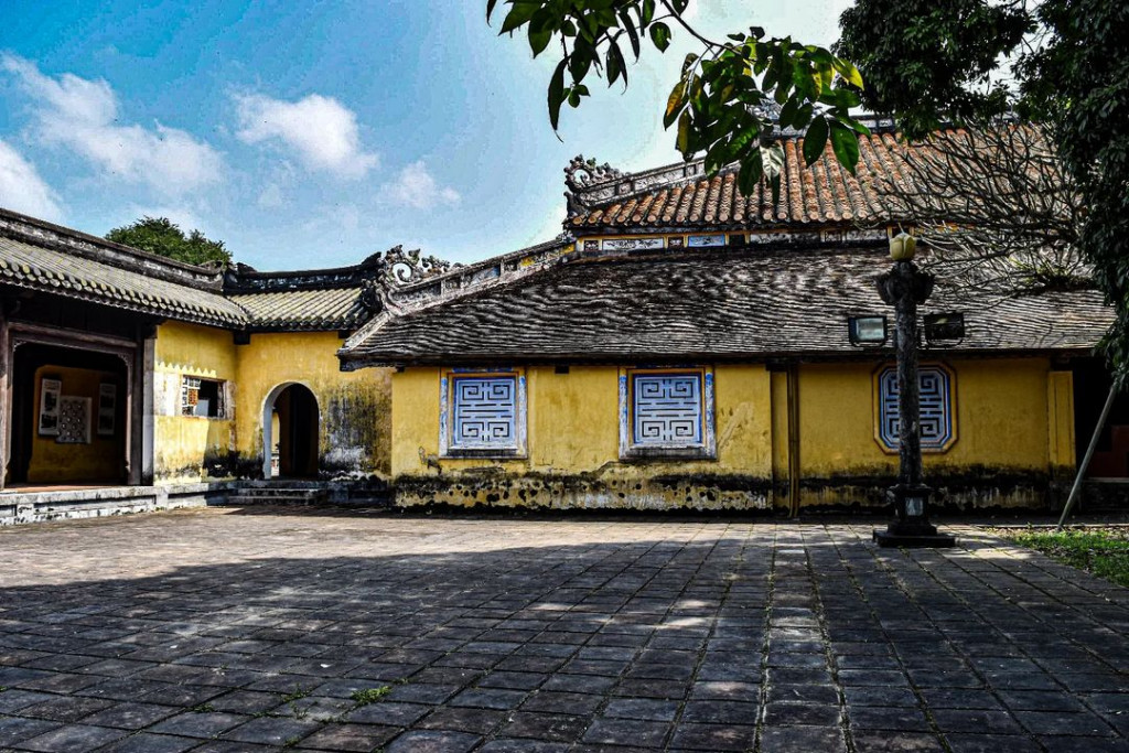 Nội thất bằng gỗ tinh xảo tại điện Thọ Ninh
