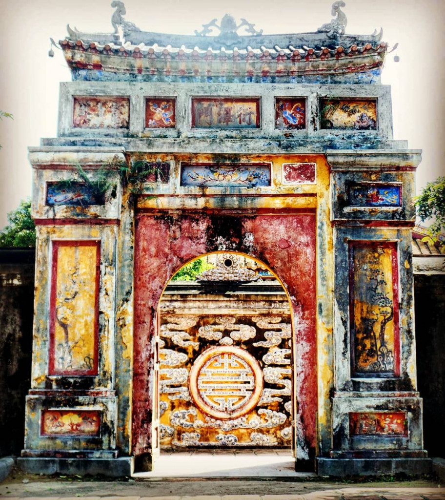 Lối đi nhỏ lát gạch cổ kính trong cung Diên Thọ