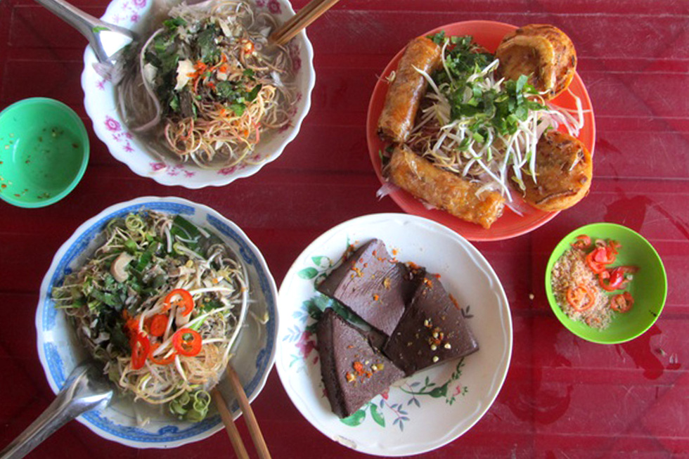 Tô bún nước lèo Trà Vinh thơm nồng trên cung đường bún nước lèo miền Tây - Ảnh: VÂN THANH