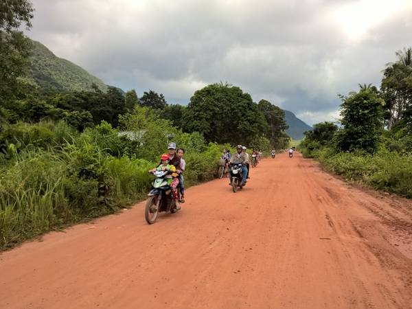 Đoạn đường đầu khá dễ đi và còn đông người. Ảnh: Tiểu Duy