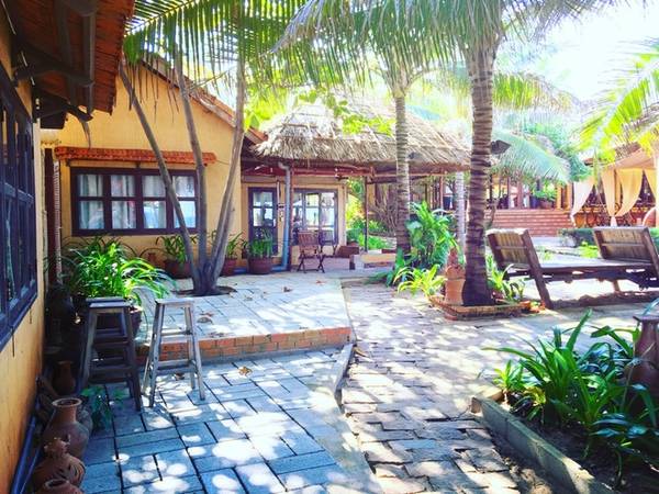 Nếu đi hai ngày, ban đêm, bạn nên chọn nghỉ lại ở Mũi Né, sáng hôm sau có thể ngắm bình minh và tắm biển, thư giãn trước khi về lại TP HCM. Resort ở Mũi Né rất đa dạng, tuỳ theo túi tiền, bạn có thể chọn nơi nghỉ phù hợp. Cắm trại ngủ lều bên bãi biển cũng là một ý tưởng không tồi. Đêm có thể nằm nghe sóng biển, sớm mai thức giấc, chỉ cần vén cửa lều là có thể ngắm bình minh.
