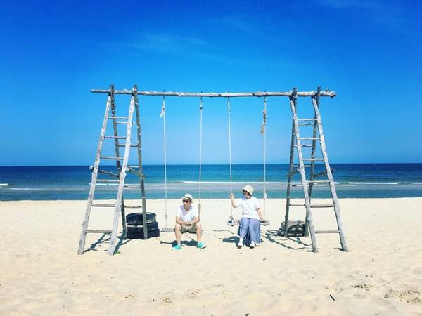 Điểm trừ ở cung này là biển không trong xanh bằng đoạn Vĩnh Hy, nhưng bù lại, những cồn cát trắng xoá lại làm nên vẻ đẹp đặc trưng của đoạn Bàu Trắng - Phan Rí Cửa.