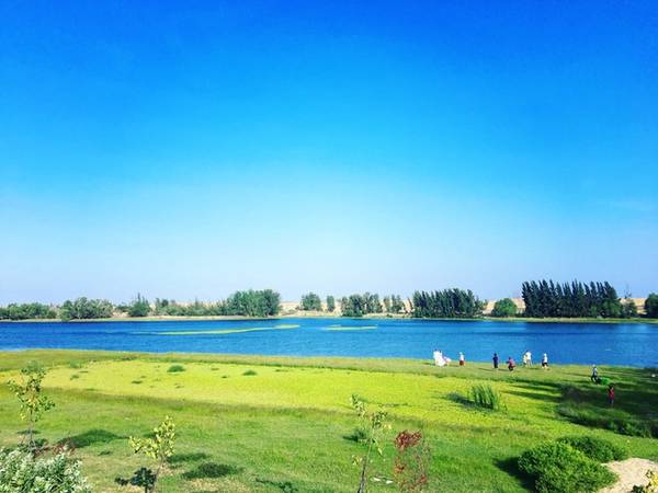 Bàu Trắng là hồ nước ngọt nhưng vẫn xanh biếc như nước biển. Ở đây, "bàu" có nghĩa là "hồ", khu Bàu Trắng có hai hồ gọi là Bàu Ông và Bàu Bà.  Một bàu có cả đầm sen bên cạnh nên còn được gọi là Bàu Sen. Đây cũng là địa điểm chụp hình cưới nổi tiếng ở Mũi Né, ngoài biển và các đồi cát.