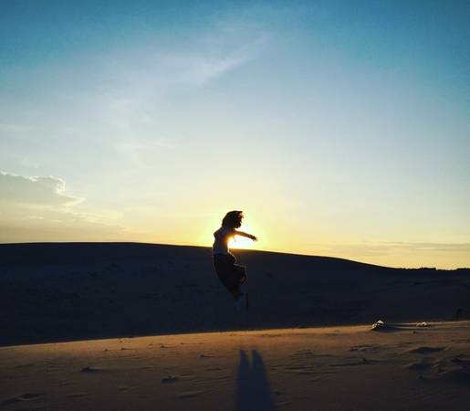 Hoàng hôn trên những đồi cát có vẻ quyến rũ rất riêng. Bạn có thể thỏa thích vui đùa, chụp ảnh.