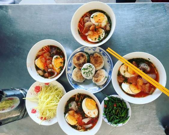 Dọc theo đường biển có rất nhiều khách sạn, resort từ bình dân đến cao cấp. Và bạn cũng có thể tranh thủ thưởng thức một số đặc sản địa phương như bánh căn, bánh xèo, bánh tráng mắm ruốc, cơm gà... Nếu không vào trung tâm thành phố Phan Thiết, du khách có đi thẳng đến Mũi Né. Các xe khách hầu hết đều có điểm trả khách ở Mũi Né, hoặc đi tàu thì tại ga Mương Mán có xe trung chuyển về các resort ở Mũi Né.
