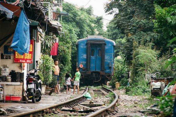 Tuy nhiên, nhiều chục năm nay, các hộ dân hai bên đường tàu đã quá quen với việc thỉnh thoảng có một chuyến tàu sầm sập chạy qua nhà.