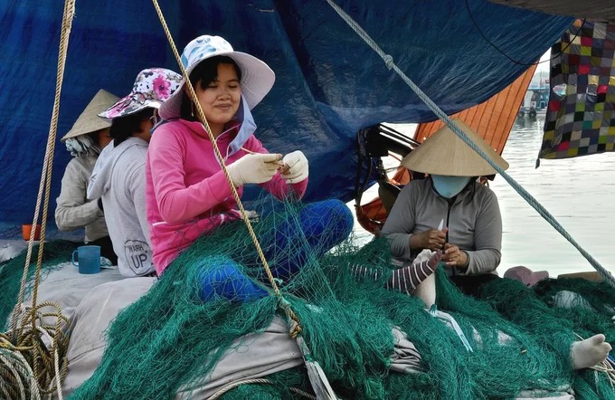 Phụ nữ vá lưới mưu sinh tại cảng cá Hòn Rớ Nha Trang tỉ mỉ từng chi tiết