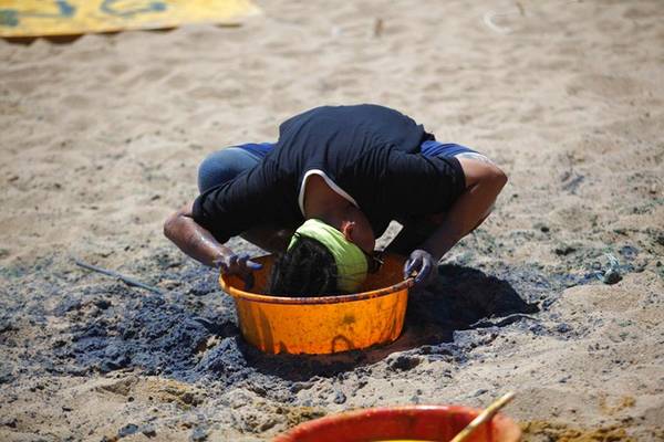 Thành viên nỗ lực hoàn thành bức tranh cuộc đua kỳ thú tại Nha Trang
