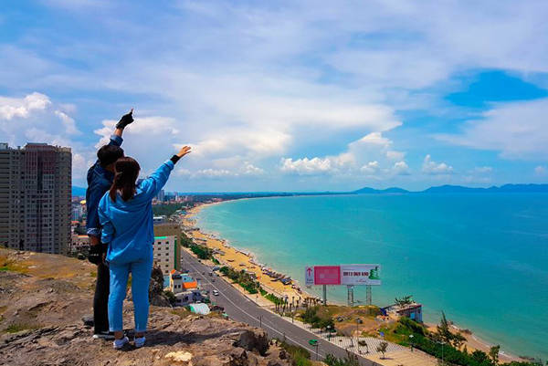 Nhìn từ đỉnh đồi Con Heo Vũng Tàu, bạn sẽ được chiêm ngưỡng bức tranh 3D của toàn thành phố biển